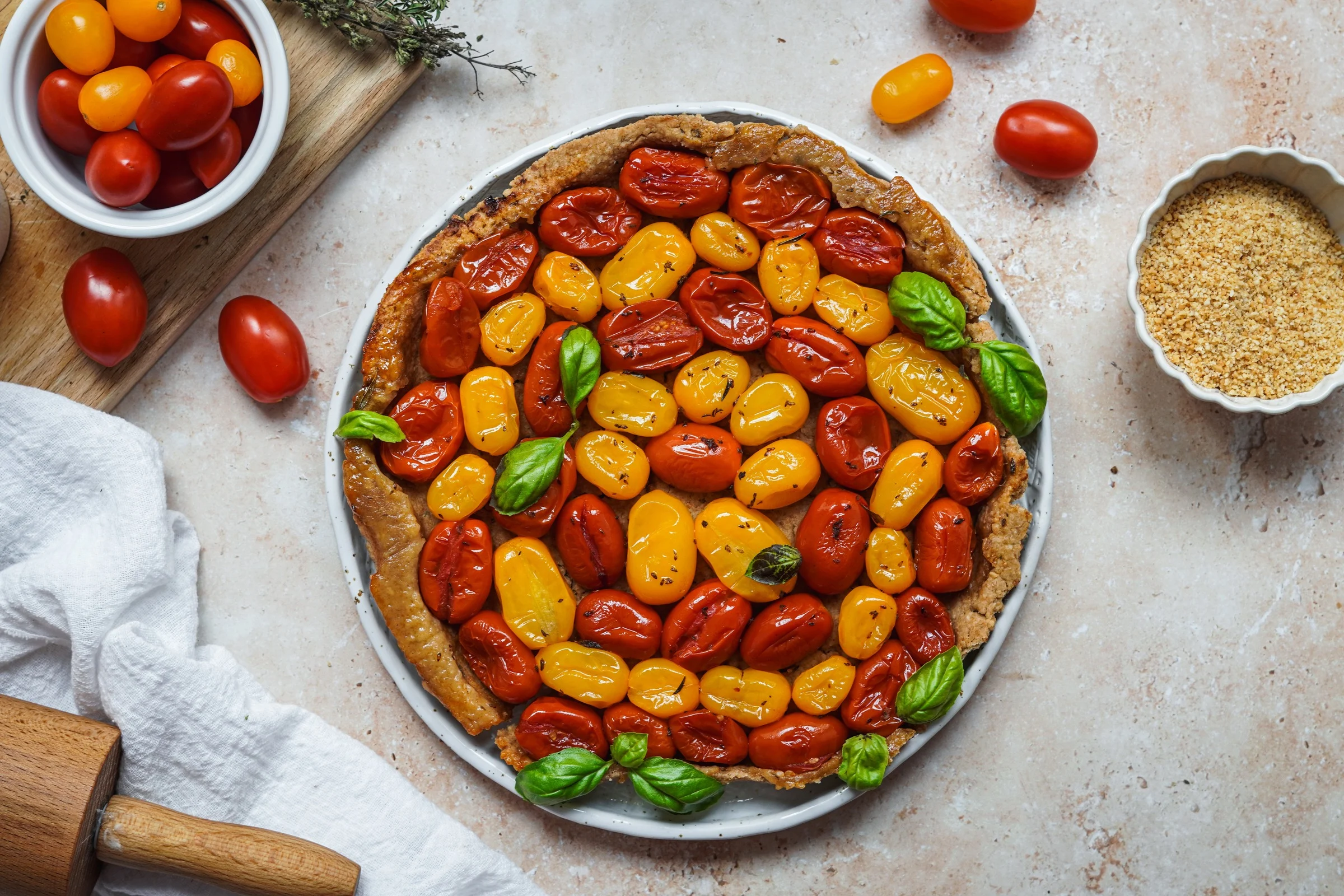 Tarte tatin con datterini rossi e gialli confit